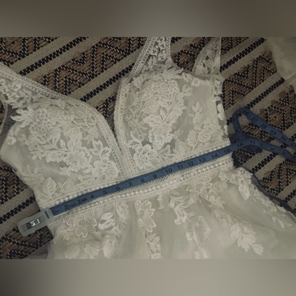 Stunning Wedding Dress - Perfect for a Boho Wedding - Picture 8 of 15